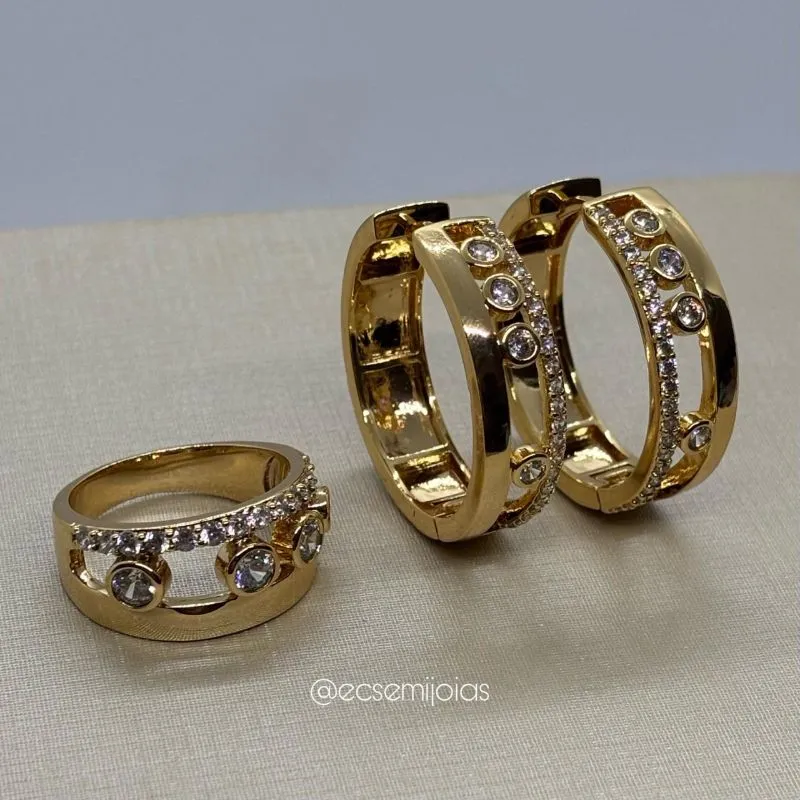 Conjunto de anel e brinco vazado com aro cravejado e 4 zircônias maiores no centro - banhado a ouro 18k