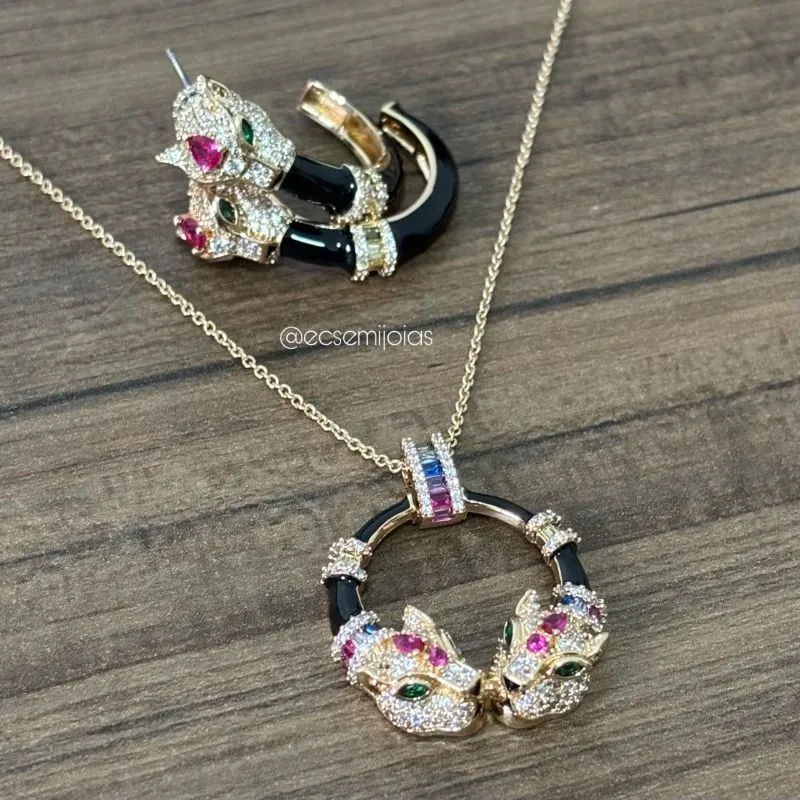 Conjunto de brinco argola esmaltada com cabeça de pantera cravejada e colar com pingente circular esmaltado com 2 cabeças de panteras cravejadas - 40cm + extensor - banhado a ouro 18k