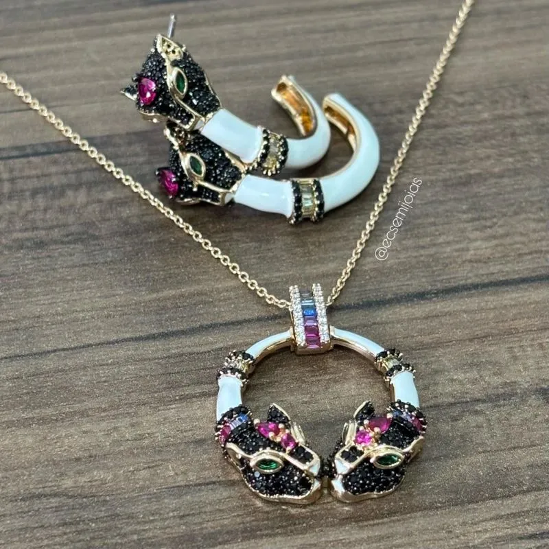 Conjunto de brinco argola esmaltada com cabeça de pantera cravejada e colar com pingente circular esmaltado com 2 cabeças de panteras cravejadas - 40cm + extensor - banhado a ouro 18k