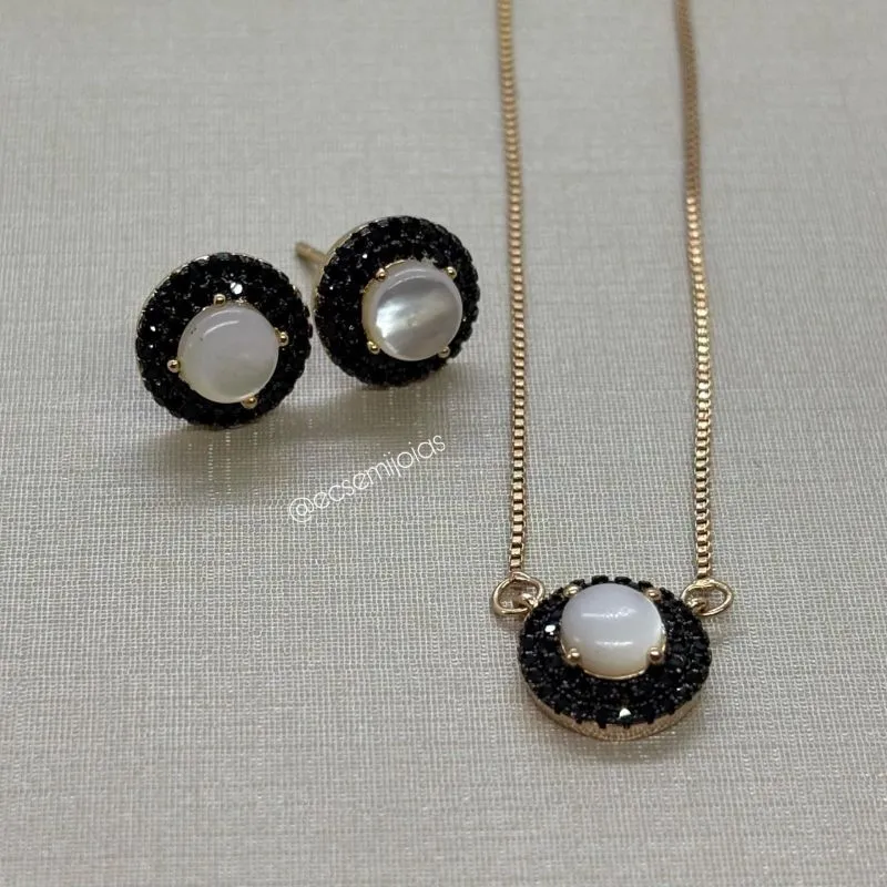 Conjunto de brinco e colar redondo cravejado com madrepérola no centro - 42cm + extensor - banhado a ouro 18k