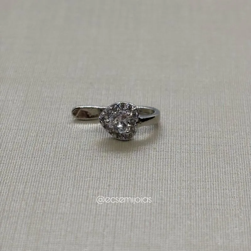 Piercing fake com zircônia coração 3mm maior cravejado em volta - banhado a ródio branco