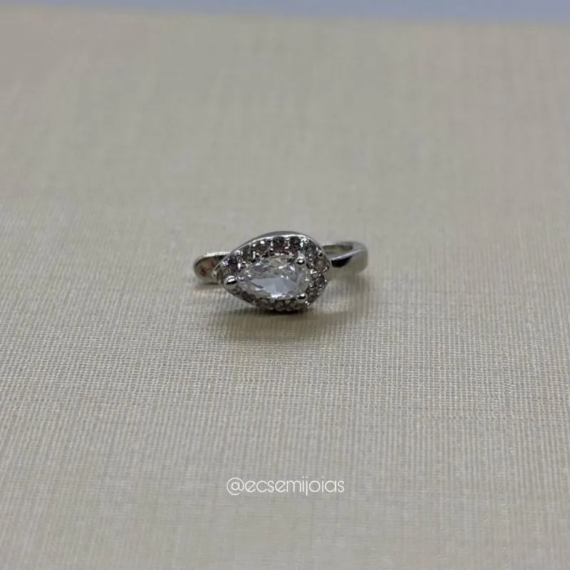 Piercing fake com zircônia gota 3x5mm maior cravejado em volta - banhado a ródio branco