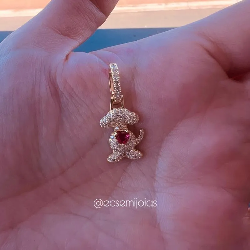 Pingente de cachorro cravejado com zircônia de coração no centro - banhado a ouro 18k