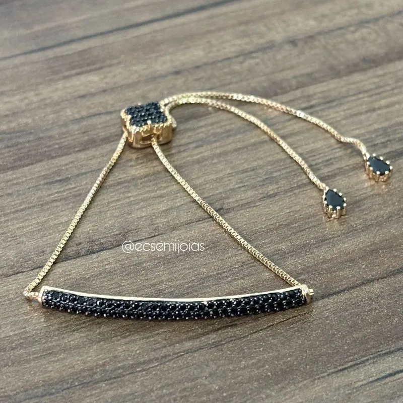 Pulseira com placa retangular cravejada e fecho de trevo cravejado - ajustável - banhado a ouro 18k