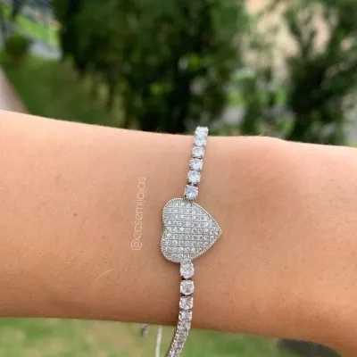 Pulseira de riviera com coração cravejado - ajustável - banhado a ródio branco