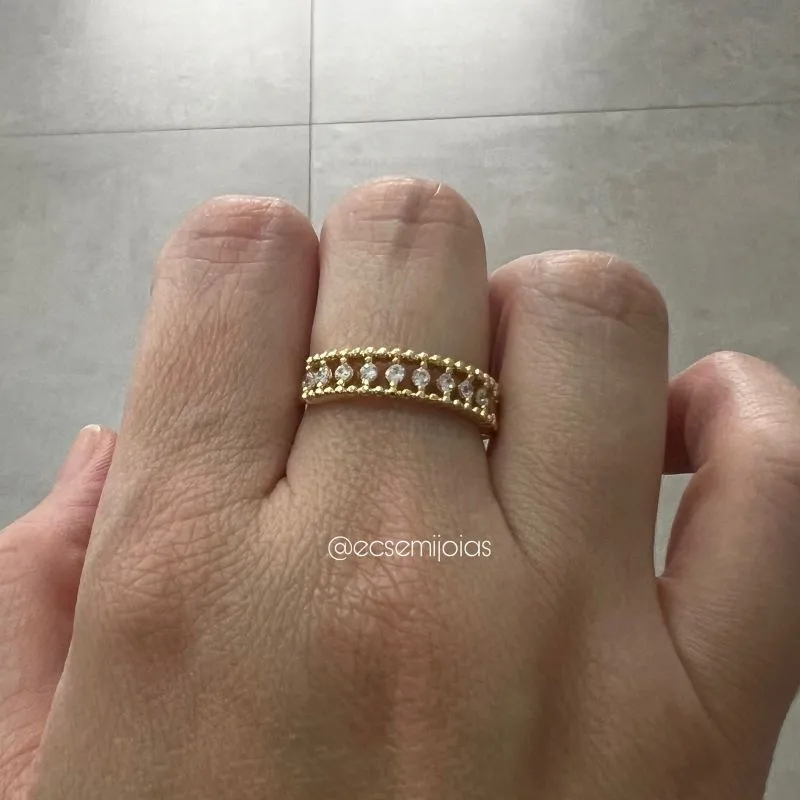 Anel com 1 fileira de zircônias no centro bombardeado nas bordas  - banhado a ouro 18k