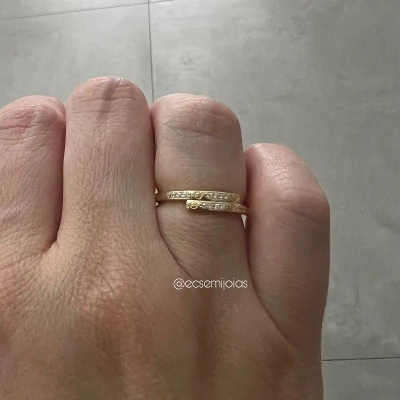 Anel com aros de encontro cravejados - banhado a ouro 18k