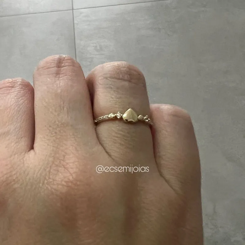 Anel com coração liso no centro com aro cravejado - banhado a ouro 18k