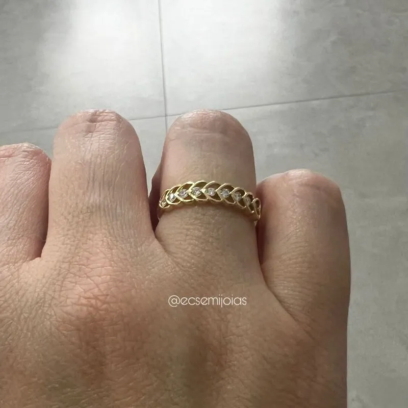 Anel com corações vazados com fileira de zircônias no centro - banhado a ouro 18k