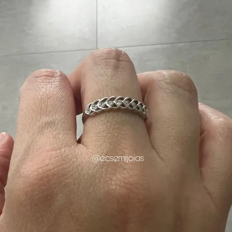 Anel com corações vazados com fileira de zircônias no centro - banhado a ródio branco