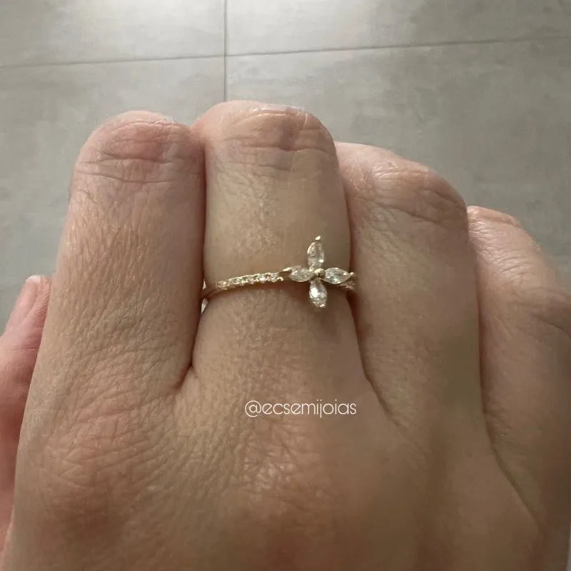 Anel com flor de navetes e aro cravejado - banhado a ouro 18k