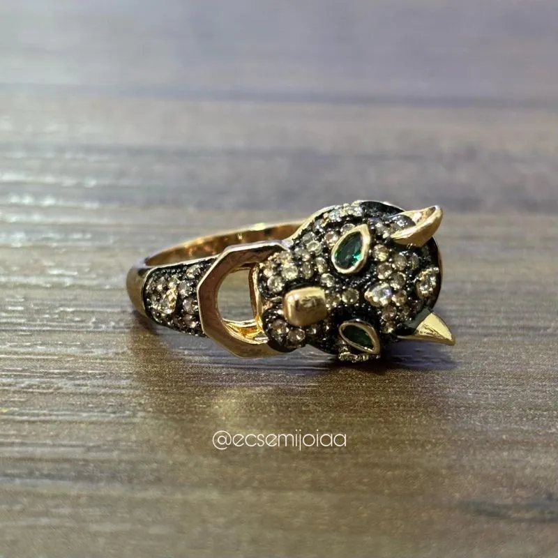 Anel com pantera cravejada e aro cravejado - banhado a ouro 18k