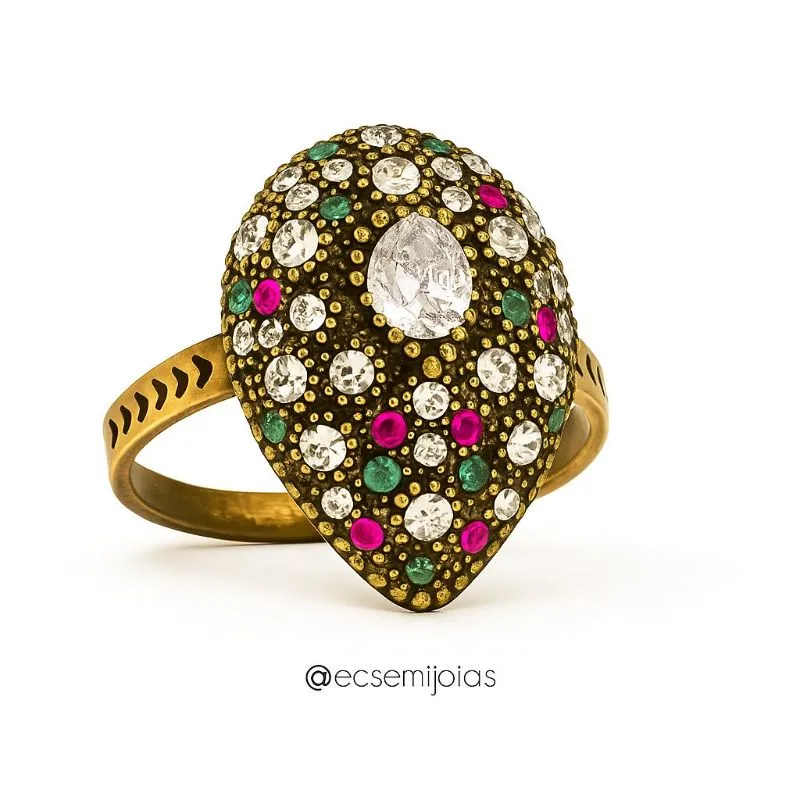 Anel com pedra gota no centro cravejado em volta - banhado a ouro velho