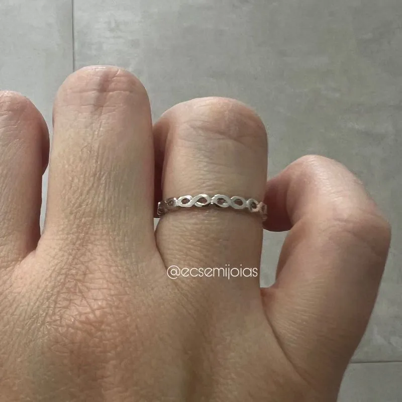 Anel de aro com infinitos lisos vazados pequenos - banhado a ródio branco