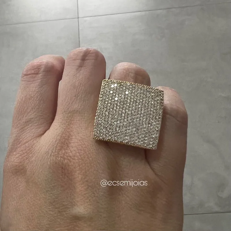 Anel quadrado carvejado com laterais vazadas - banhado a ouro 18k