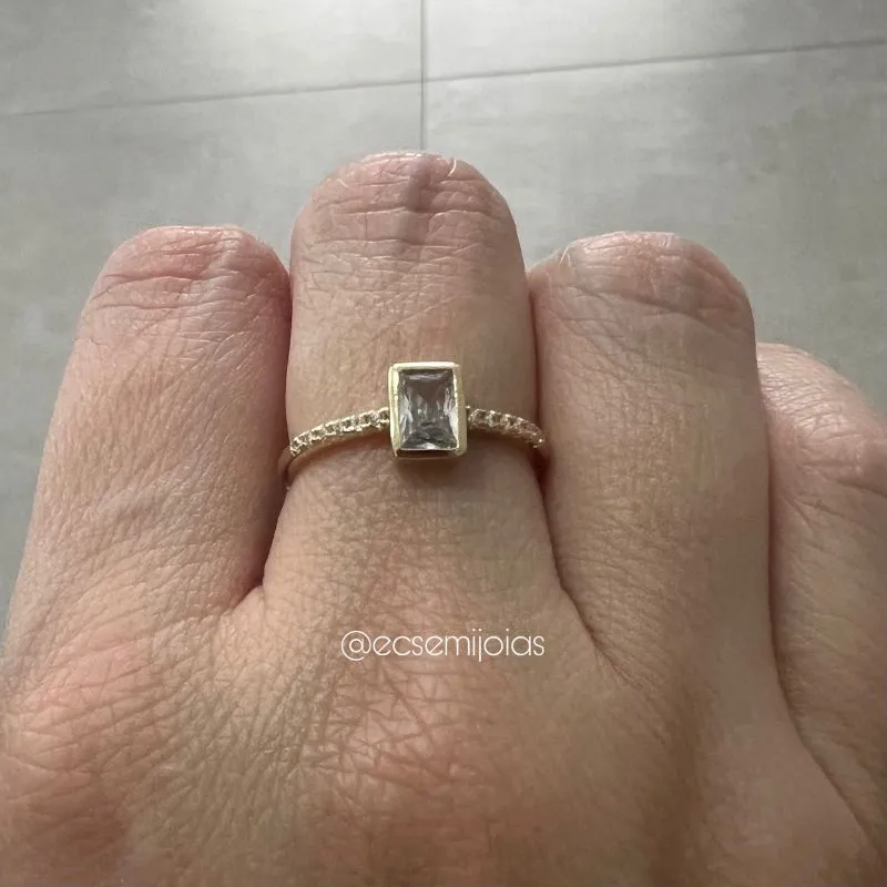 Anel solitário de zircônia retangular  - banhado a ouro 18k