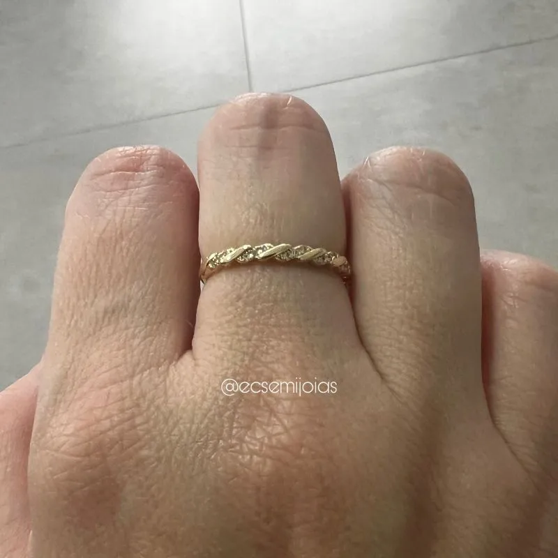 Anel trançadinho com fileiras cravejadas  - banhado a ouro 18k
