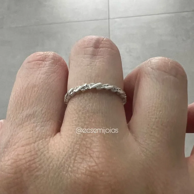 Anel trançadinho com fileiras cravejadas  - banhado a ródio branco