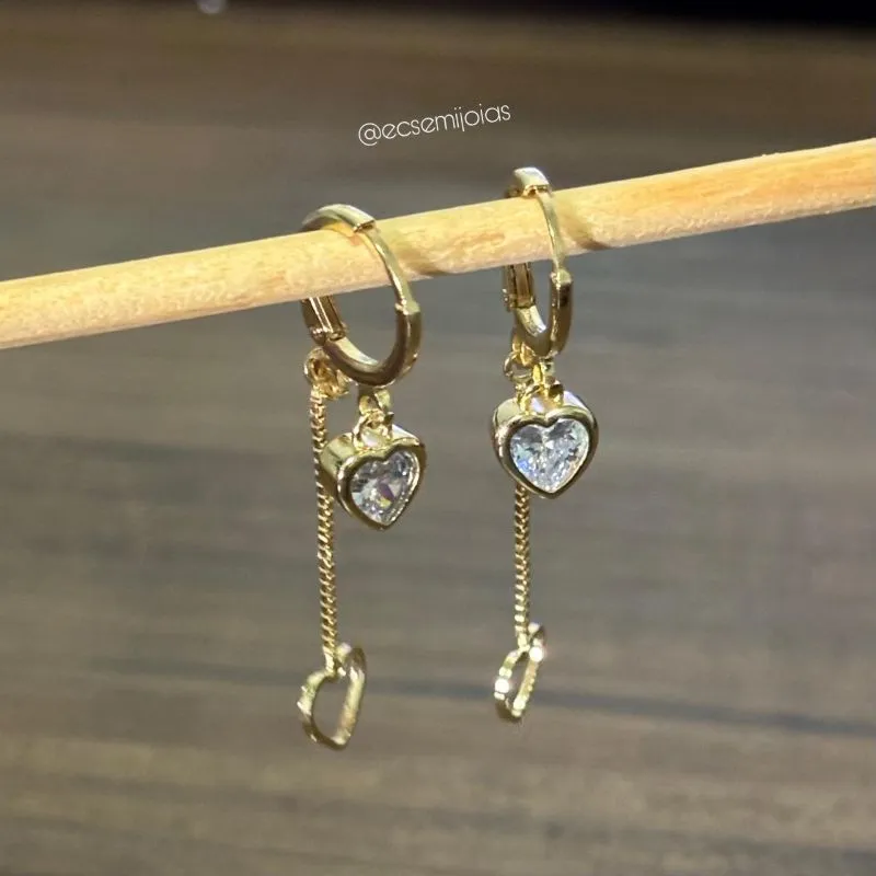 Argola click com zircônia de coração e franja de coração liso vazado - banhado a ouro 18k