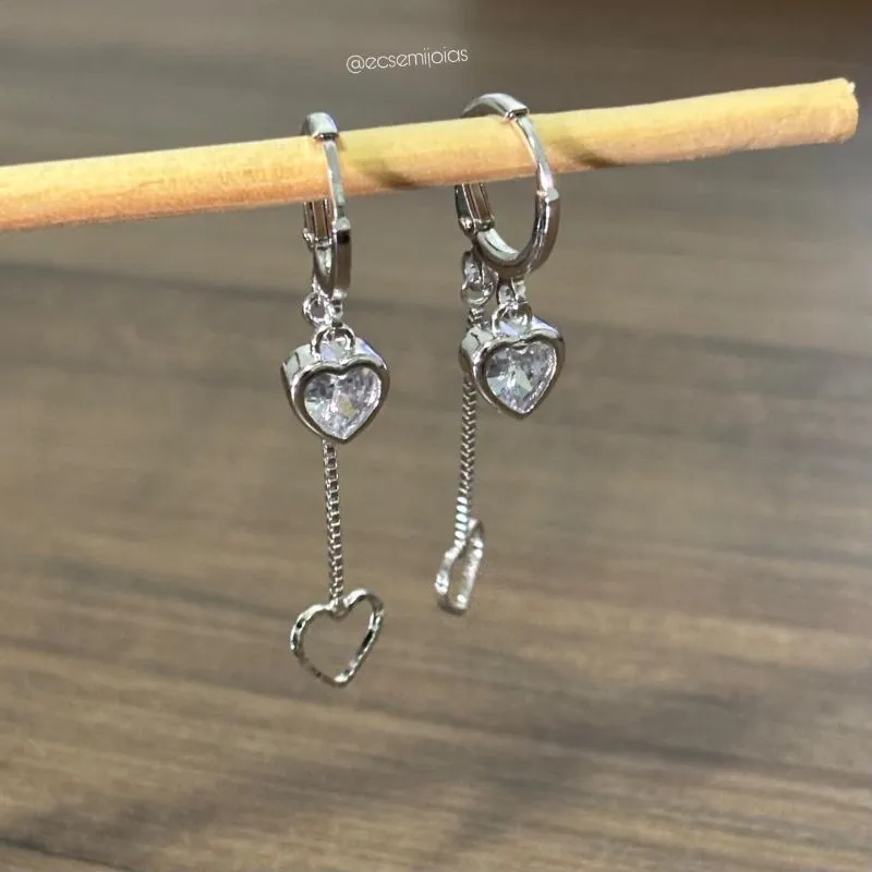 Argola click com zircônia de coração e franja de coração liso vazado - banhado a ródio branco