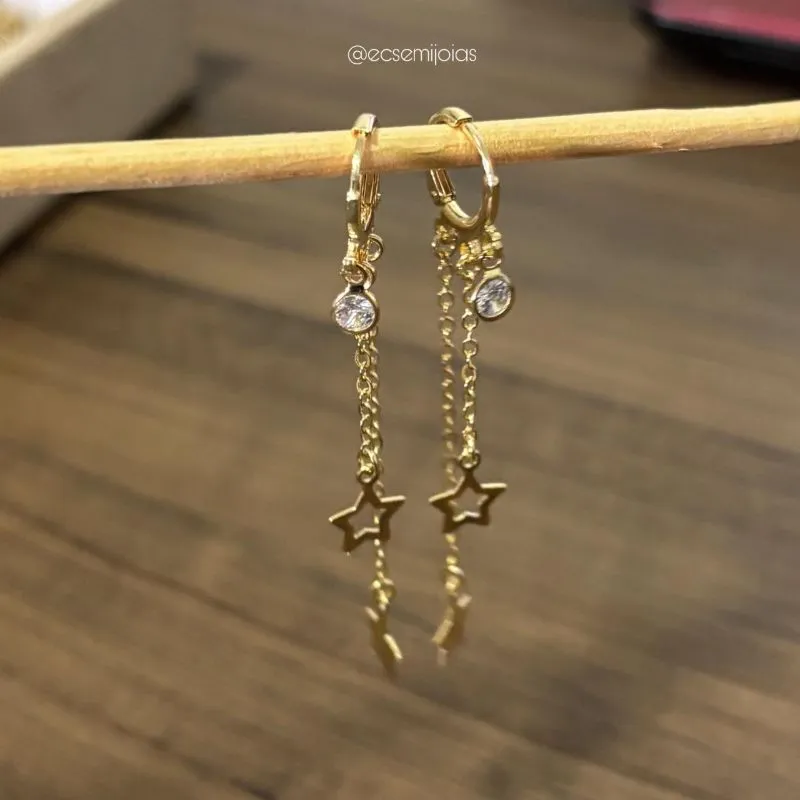 Argola click com zircônia e franja com estrela lisa e vazada - banhado a ouro 18k