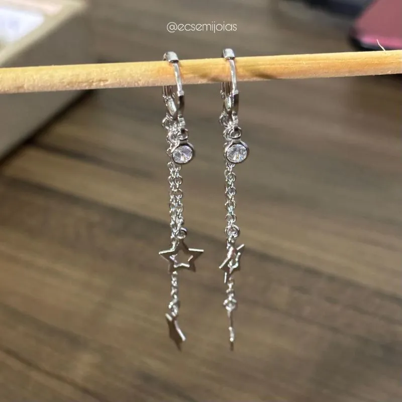 Argola click com zircônia e franja com estrela lisa e vazada - banhado a ródio branco