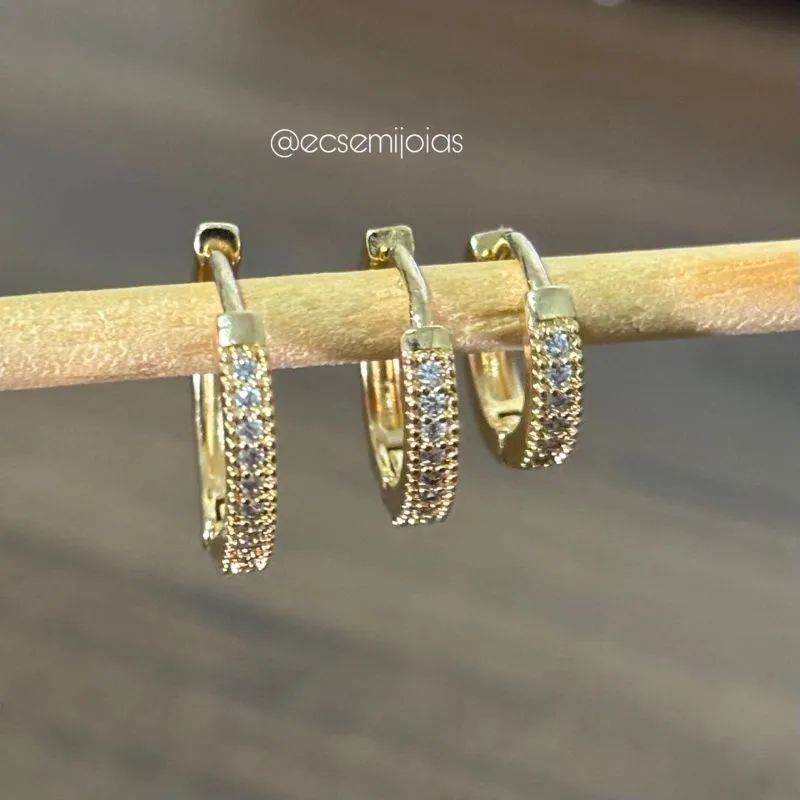 Argola com 1 fileira cravejada M - 13mm - banhado a ouro 18k