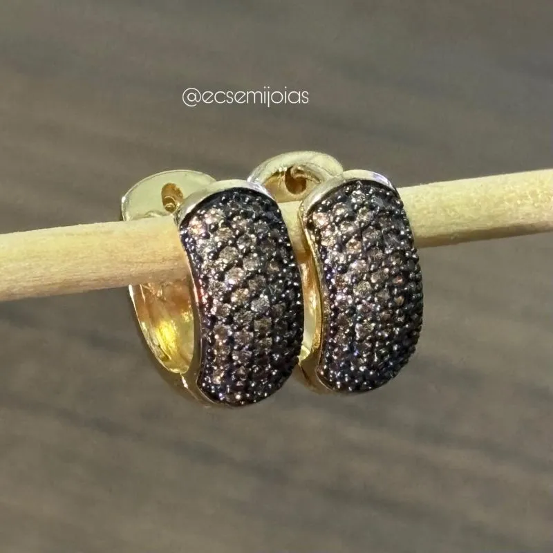 Argola pequena com 5 fileiras cravejadas - 15mm diâmetro - banhado a ouro 18k