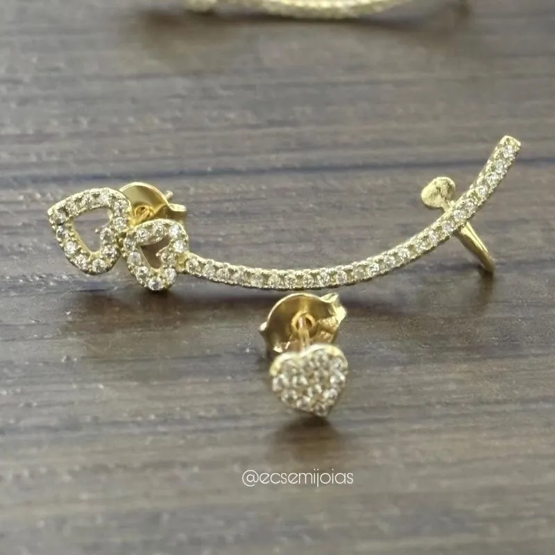 Brinco 1 pé ear cuff com 2 corações cravejados vazados e 1 pé de brinco adicional de coração cravejado - banhado a ouro 18k