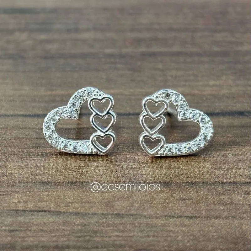 Brinco coração vazado cravejado com 3 corações lisos vazados no aro - banhado a ródio branco