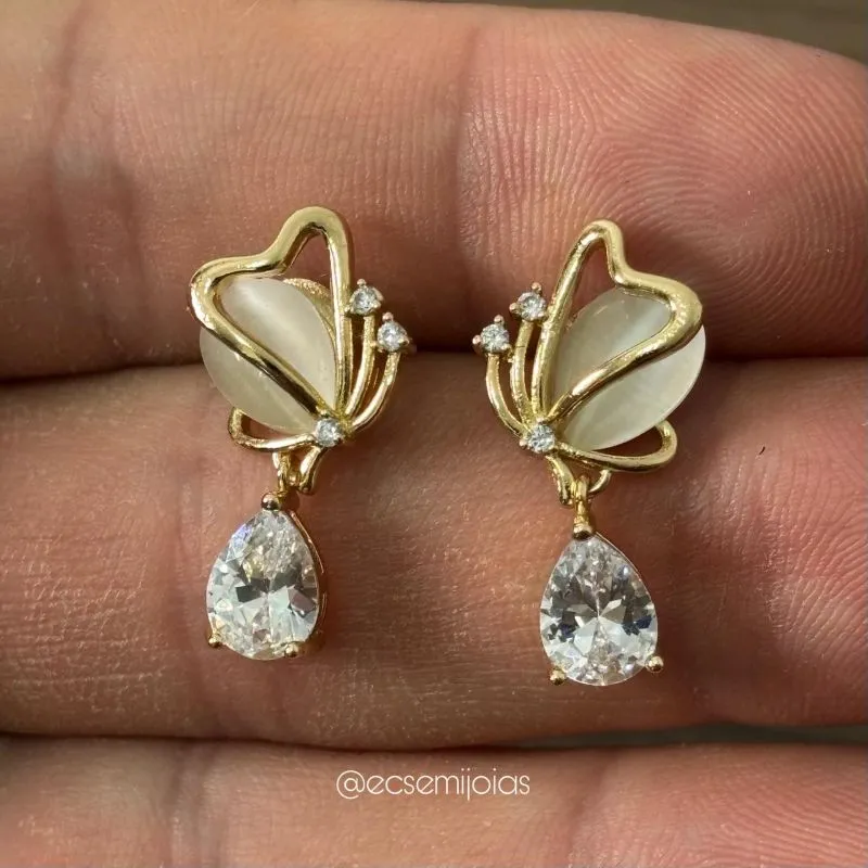 Brinco de borboleta com madrepérola e zircônia gota pendurada - banhado a ouro 18k
