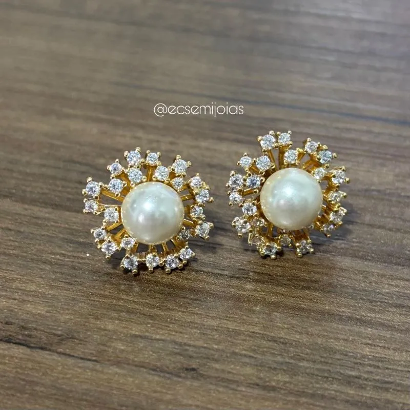 Brinco flor vazada com pontas com zircônias e pérola no centro - banhado a ouro 18k