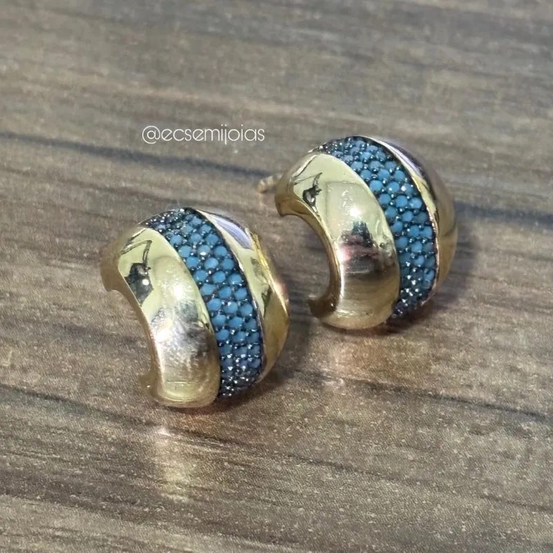 Brinco meia argola lisa com 3 fileiras cravejadas no centro - banhado a ouro 18k