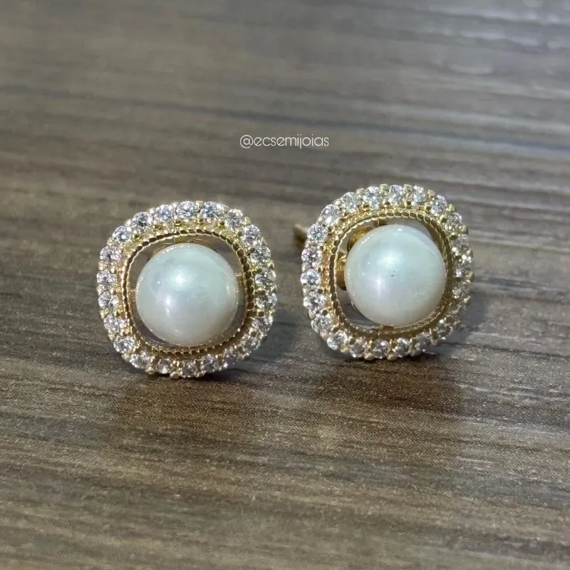 Brinco quadrado vazado cravejado com pérola no centro - banhado a ouro 18k