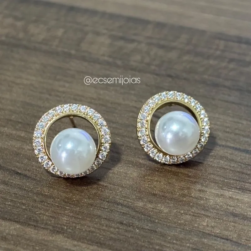 Brinco redondo vazado cravejado com pérola no centro - banhado a ouro 18k