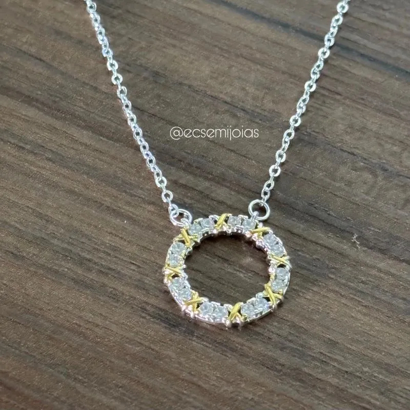 Colar com pingente mandala redonda vazada de X intercalado com zircônias - banhado a ródio branco