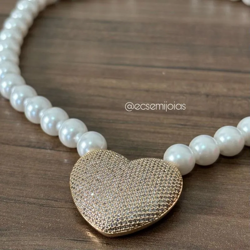 Colar de pérolas shell com pingente de coração cravejado - 43cm + extensor - banhado a ouro 18k