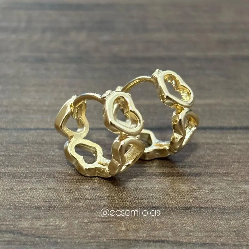 Argola de corações lisos vazados (G) - banhado a ouro 18k