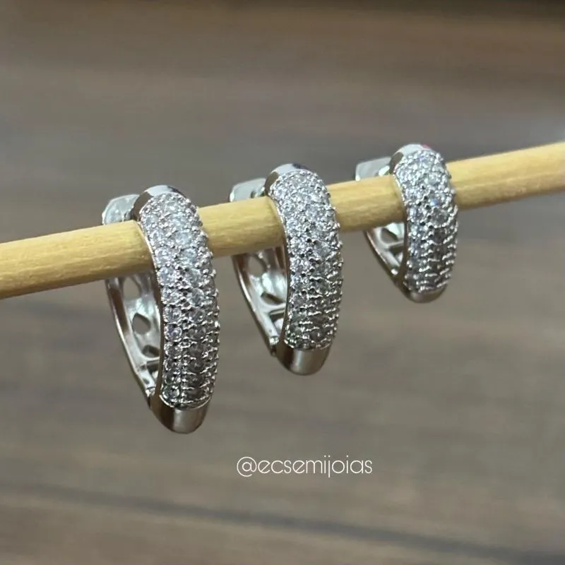 Argola em formato de gota com 3 fileiras cravejadas (G) - banhado a ródio branco