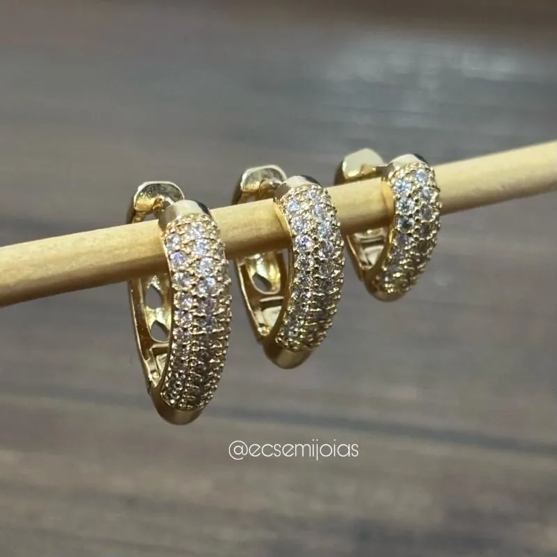 Argola em formato de gota com 3 fileiras cravejadas (P) - banhado a ouro 18k