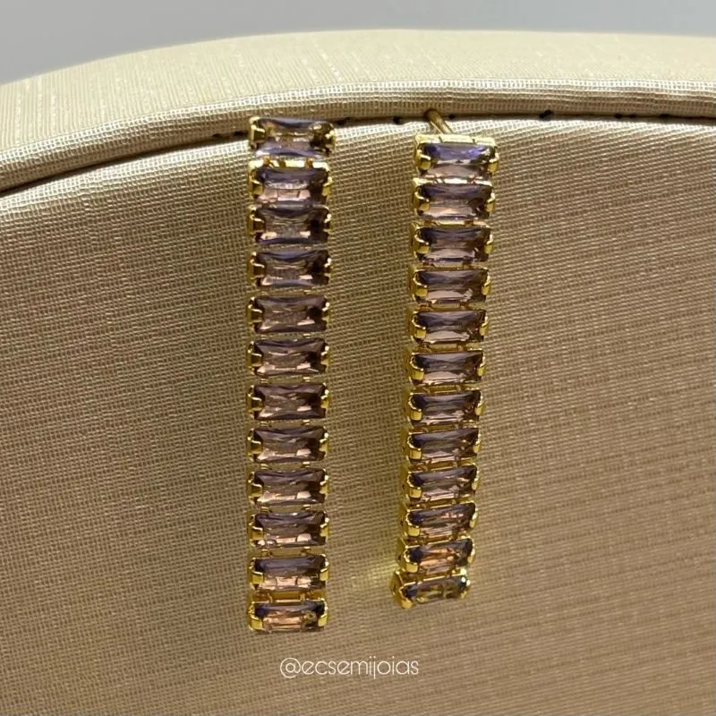 Brinco com zircônias baguetes em fileira tipo franja - banhado a ouro 18k