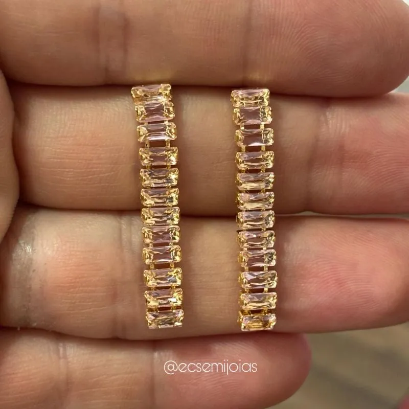 Brinco com zircônias baguetes em fileira tipo franja - banhado a ouro 18k