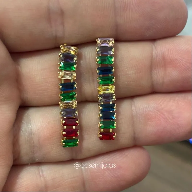 Brinco com zircônias baguetes em fileira tipo franja - banhado a ouro 18k