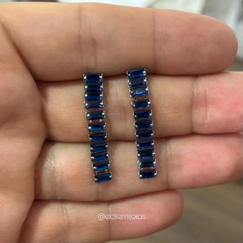 Brinco com zircônias baguetes em fileira tipo franja - banhado a ródio branco