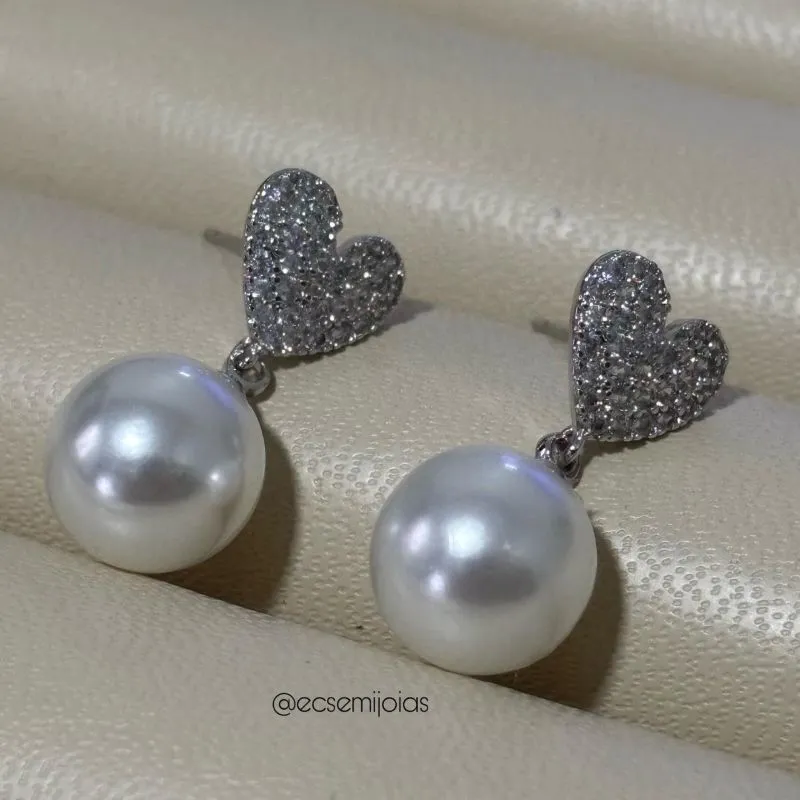 Brinco coração cravejado com pérola pendurada de 10mm - banhado a ródio branco