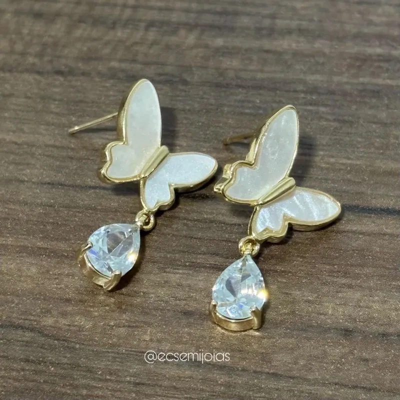 Brinco de borboleta com asas de madrepérola com zircônia gota pendurada - banhado a ouro 18k