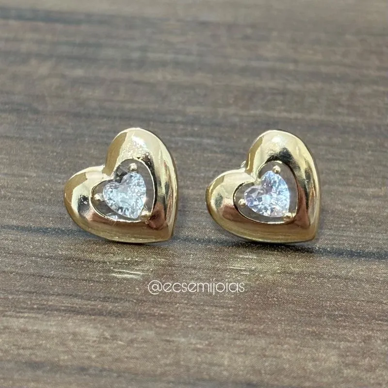 Brinco de coração liso com zircônia de coração no centro - banhado a ouro 18k