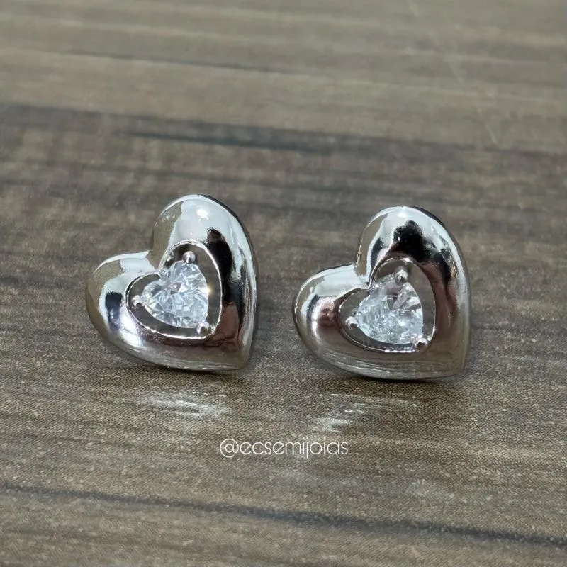 Brinco de coração liso com zircônia de coração no centro - banhado a ródio branco