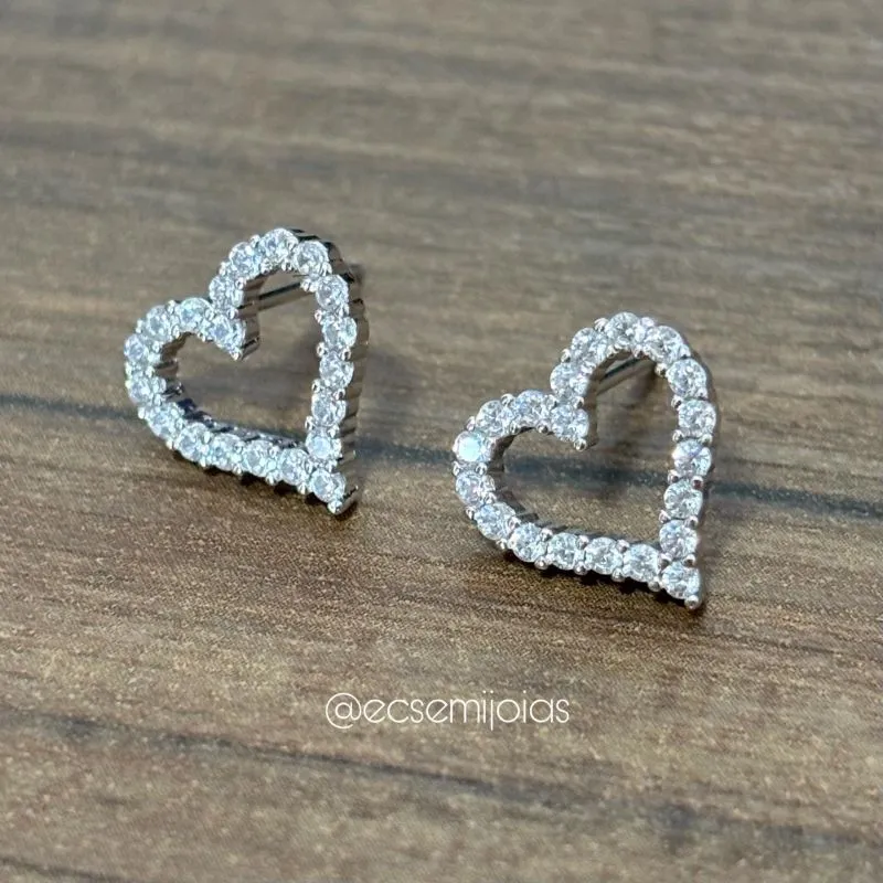 Brinco de coração vazado com aro cravejado - banhado a ródio branco