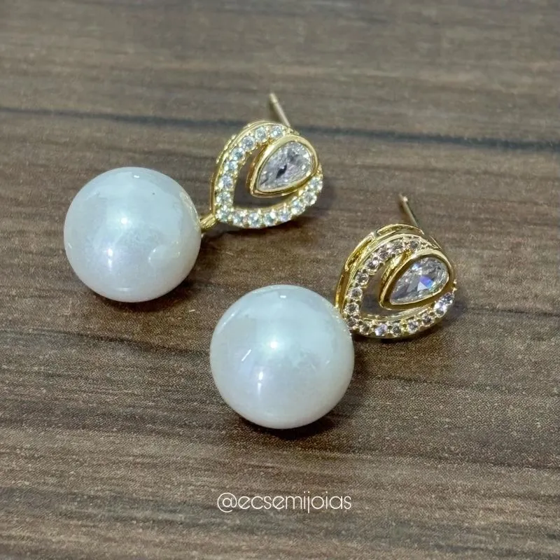 Brinco de gota com zircônia maior no centro cravejado em volta com pérola pendurada - banhado a ouro 18k